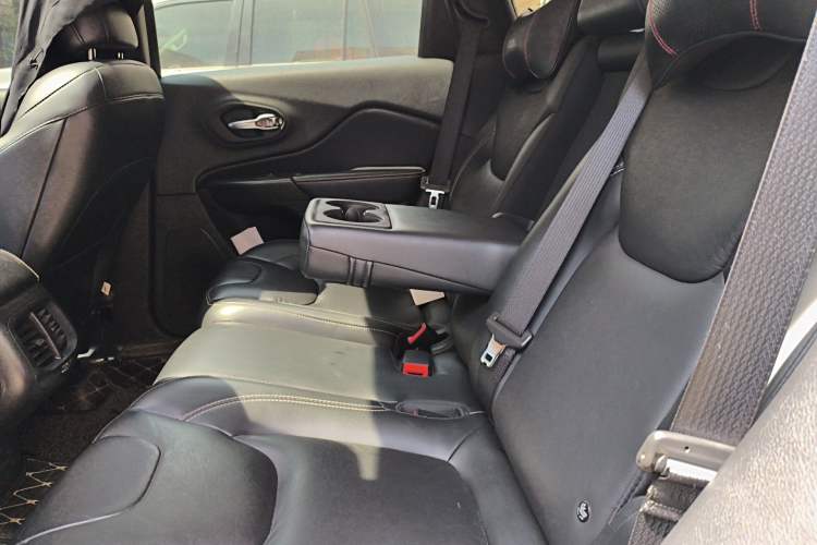 Used Jeep Cherokee 2017 2.0L Superior Edition
