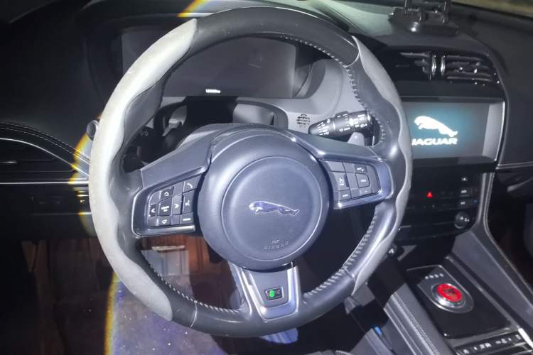 Used Jaguar F-PACE 2016 2.0T Two-Wheel-Drive R-Sport Sport Edition Steering Wheel