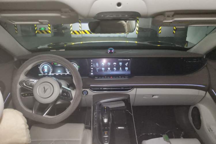 Used VOYAH FREE 2021 Four-Wheel Drive Standard Range-Extended Exclusive Luxury Package Center Console