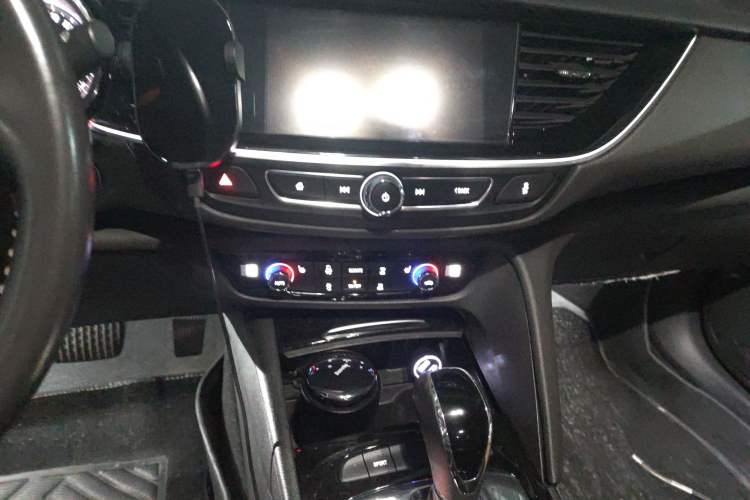 Used Buick Regal 2019 20T Elite Version China V Standard Audio And AC Panel