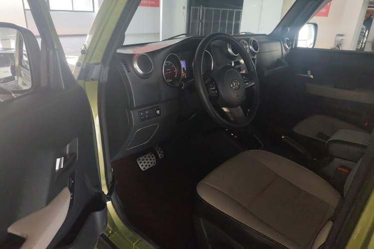 Used BAIC Off-Road BJ40 2016 40L 2.3T Automatic Two-Wheel Drive Luxury Edition
