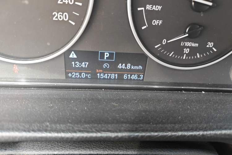 Used BMW 3 Series 2016 320Li Fashion Model Odometer Close Up