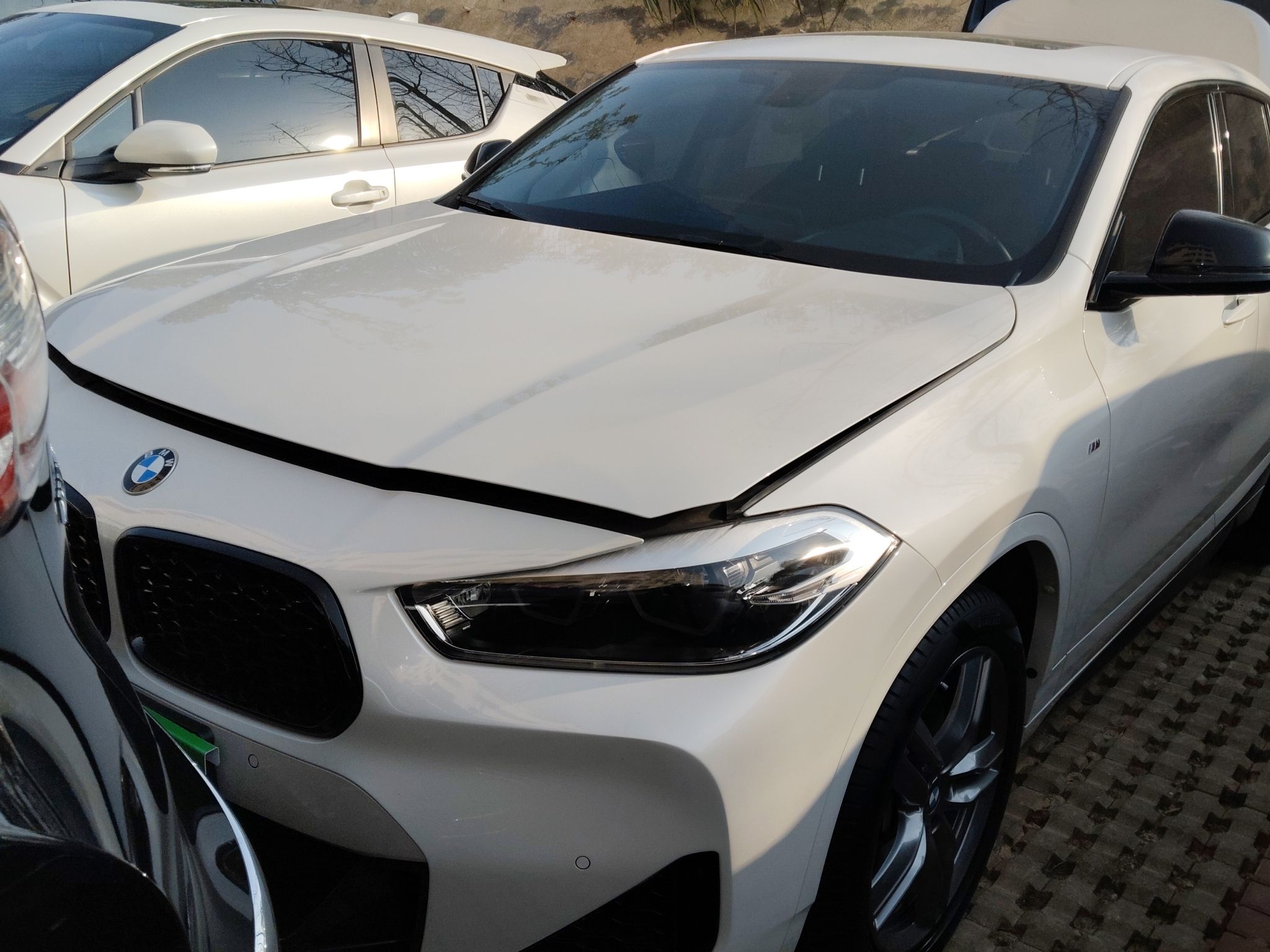 Под передней частью автомобиля