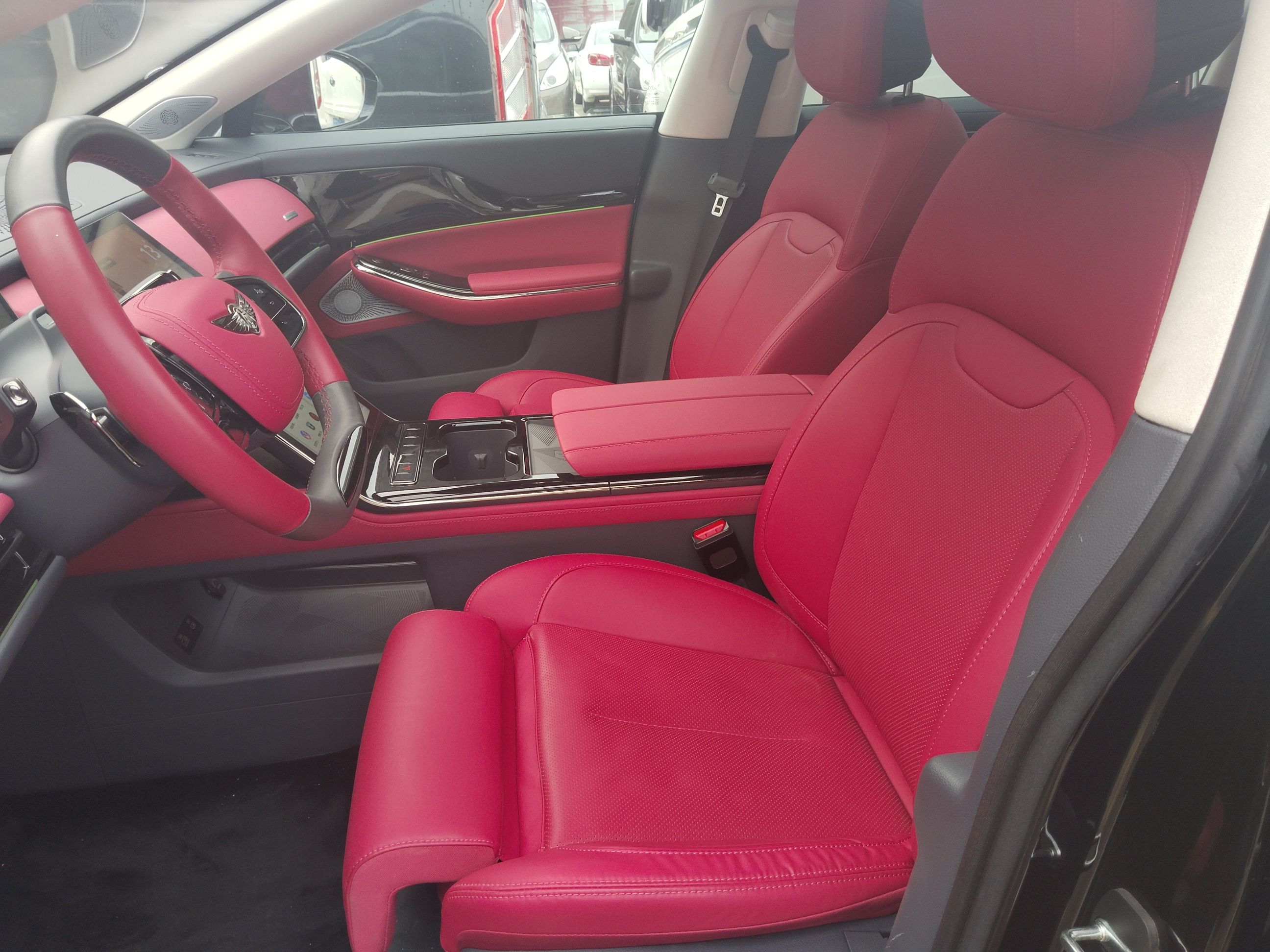 المقاعد الأمامية داخل السيارة