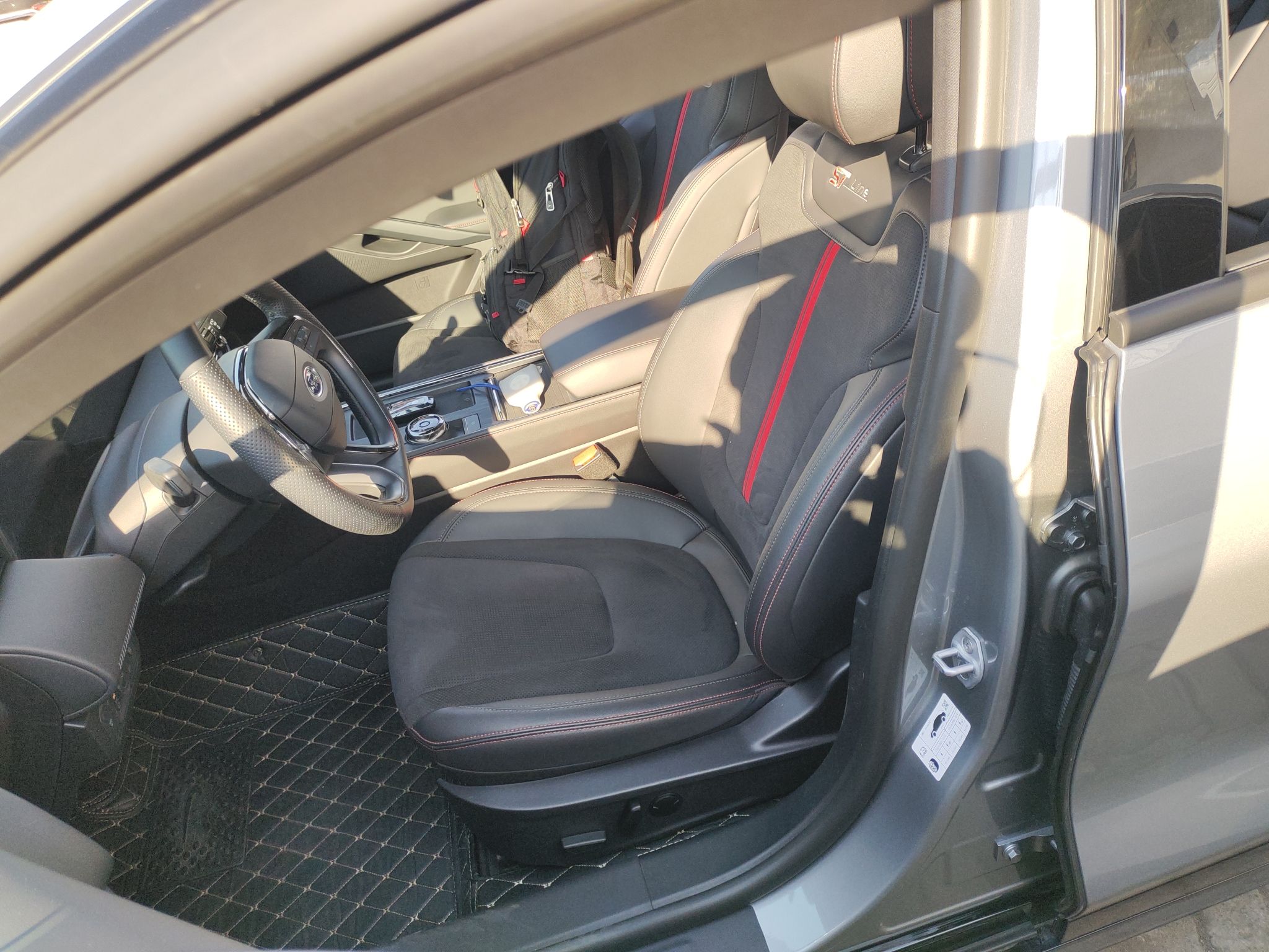 Переднее сиденье в автомобиле