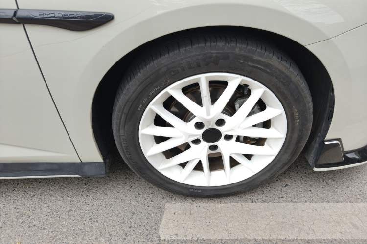 Used BYD Seal 2023 DM-i 1.5L 121km Prestige Model Right Front Wheel Hub