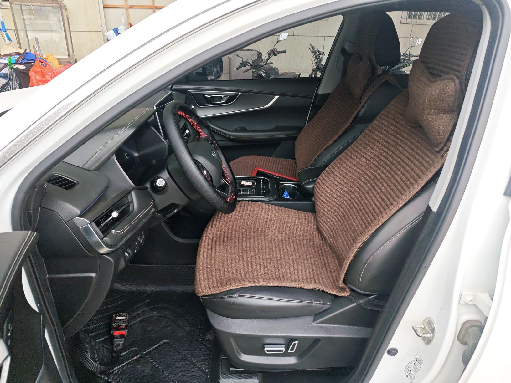 المقاعد الأمامية داخل السيارة