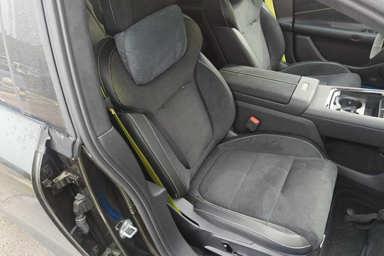 Used Lynk & Co 10 EM-P 2025 Model 240 All-Wheel Drive Ultra—Sport Edition Right Front Seat