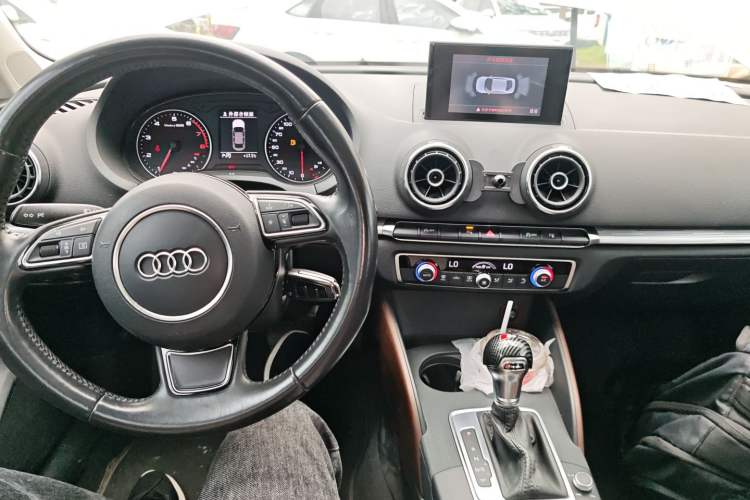 Used Audi A3 2014 Limousine 35 TFSI Automatic Comfort Model Center Console