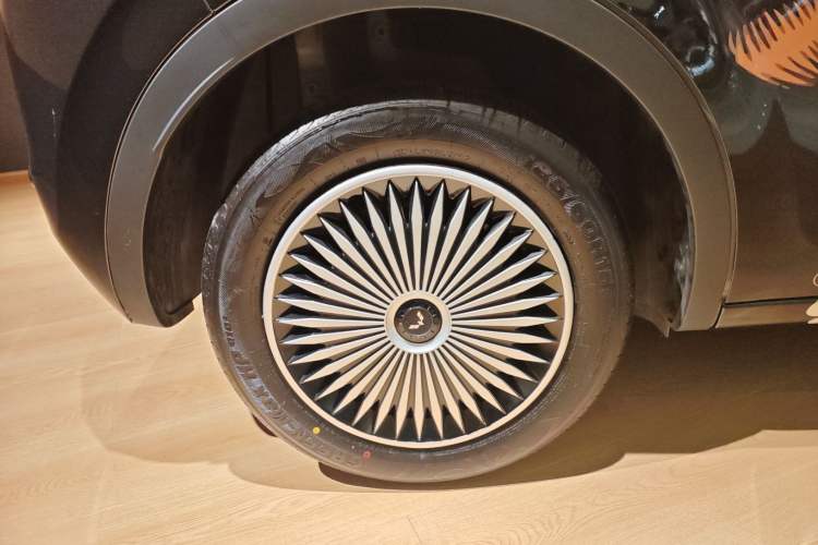 Used Wuling Bingo 2024 333 km Lingxi Connected Version Right Rear Wheel Hub