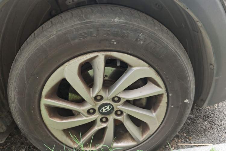 Used Hyundai Tucson 2015 1.6T Dual-Clutch Two-Wheel-Drive Smart Model Right Front Wheel Hub