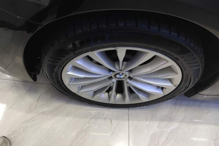 Used BMW 5 Series 2018 Revised Version 530Li Leading Edition Luxury Package Left Front Wheel Hub