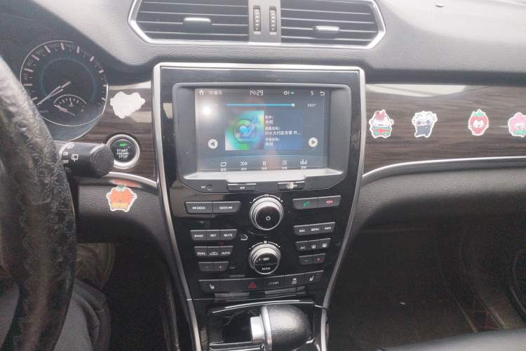 Used Haval H2 2016 Red-Label 1.5T Automatic Two-Wheel Drive Luxury Model Audio And AC Panel