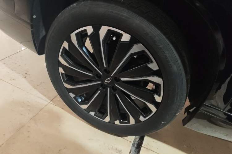 Used Chery Tiggo 9 2023 2.0T Automatic Two-Wheel Drive Luxury Edition 5 Seats Right Rear Wheel Hub