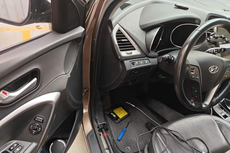 Used Hyundai Santa Fe 2013 2.4L Automatic Two-Wheel Drive Smart Version Driver Seat