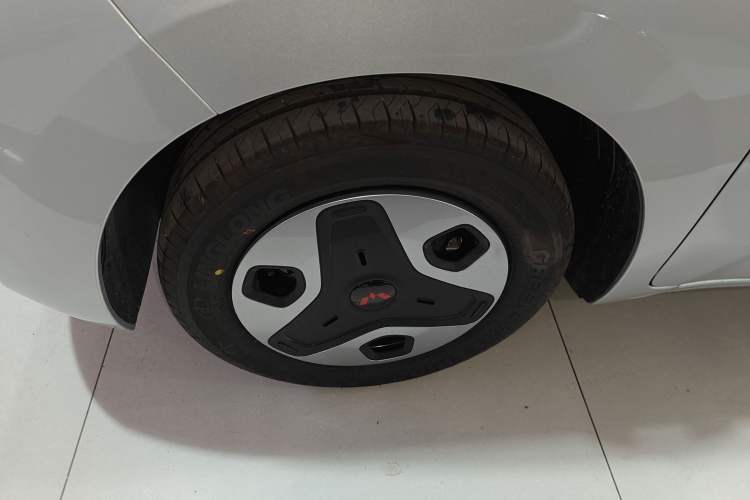 Used Wuling Zhiguang New Energy 2025 Model 305km Ambitious Edition Left Front Wheel Hub
