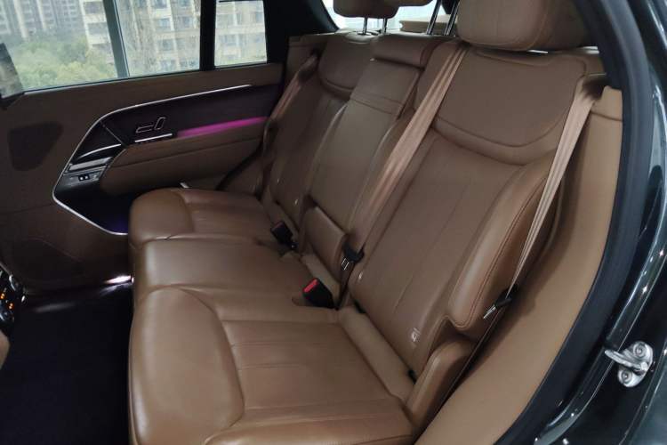 Used Land Rover Range 2024 3.0 L6 400 PS Extended Luxury Edition Left Rear Seat