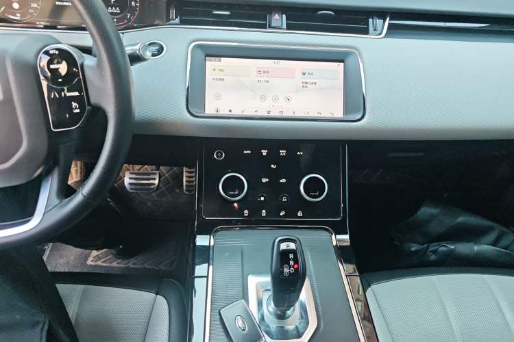 Used Land Rover Range Evoque 2020 249 PS R-DYNAMIC S Black Edition Sport Version Audio And AC Panel