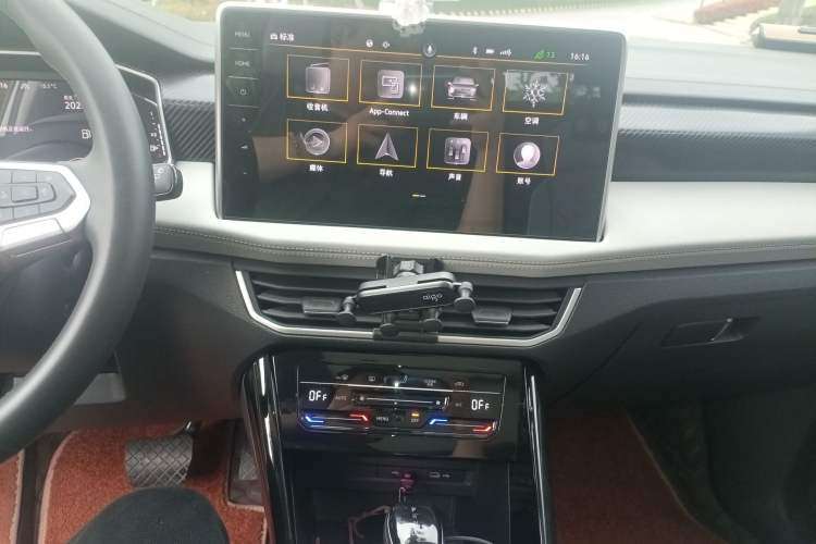 Used Volkswagen Tayron 2023 330TSI Two-Wheel-Drive Luxury Plus Advanced Version Audio And AC Panel