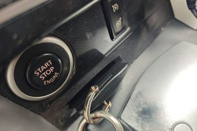 Used Renault Koleos 2014 Revised Version 2.0L Two-Wheel Drive Fashion Edition Vehicle Key