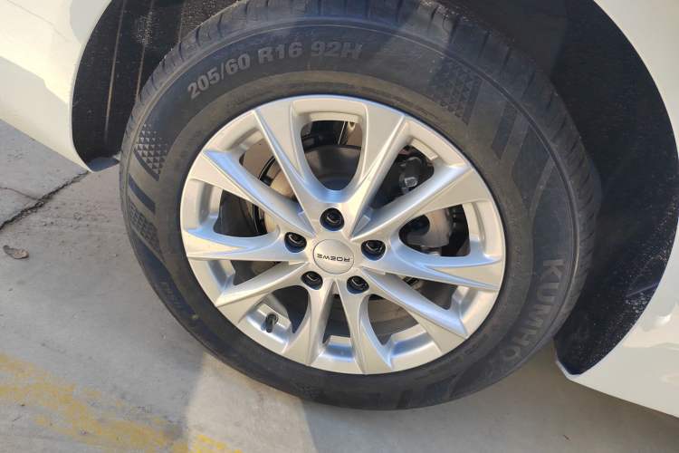 Used Roewe i5 2026 Model 1.5L Manual Comfort Version Right Rear Wheel Hub