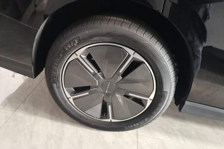 Used SAIC MAXUS Dajia 7 2024 Revised Version Super Hybrid Long-Range Edition Enjoyment Version Right Rear Wheel Hub