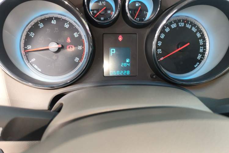 Used Buick GT 2013 GT 1.6L Automatic Fashion Edition Odometer Close Up