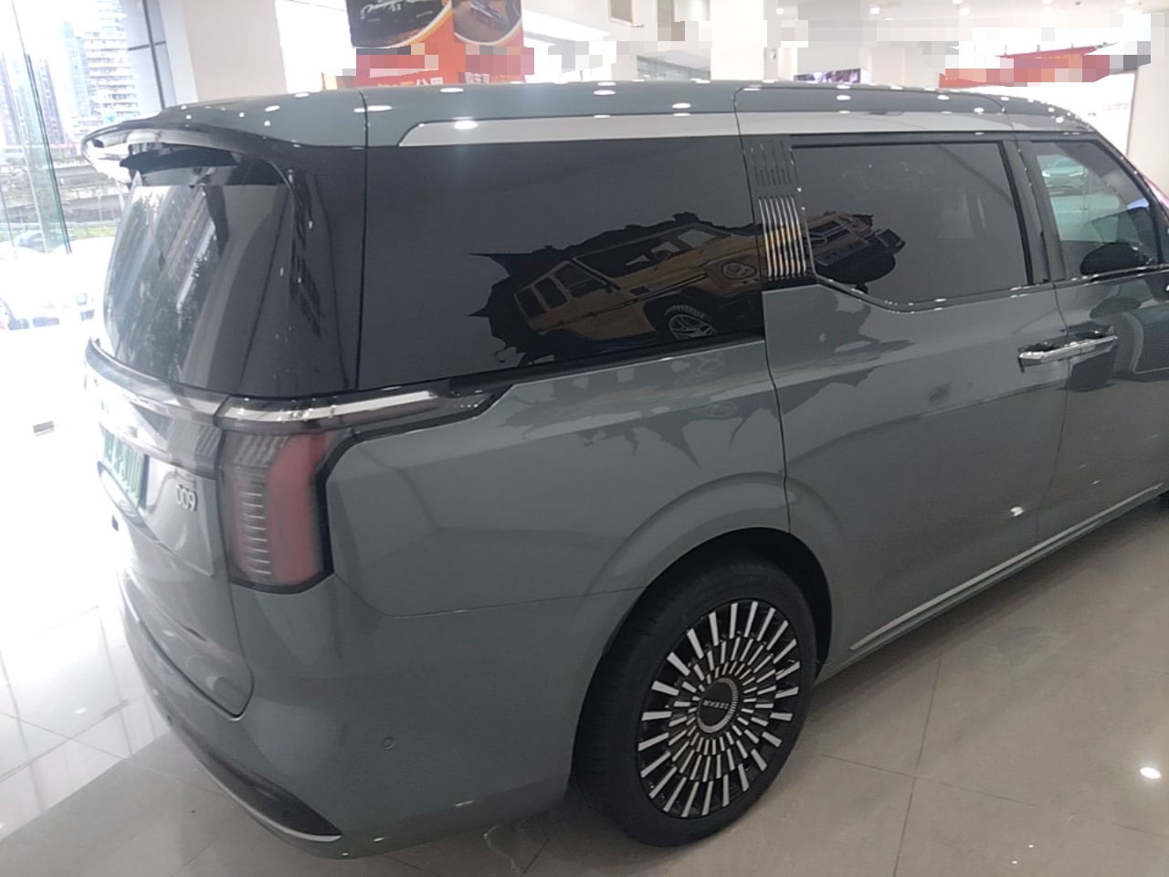 Zeekr 009 2024 7-Seater Aisle Version 108 kWh — снимка 6