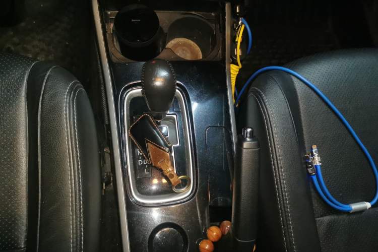 Used Mitsubishi Outlander 2018 2.0L Two-Wheel-Drive Jiale Edition 7-Seater Gear Lever