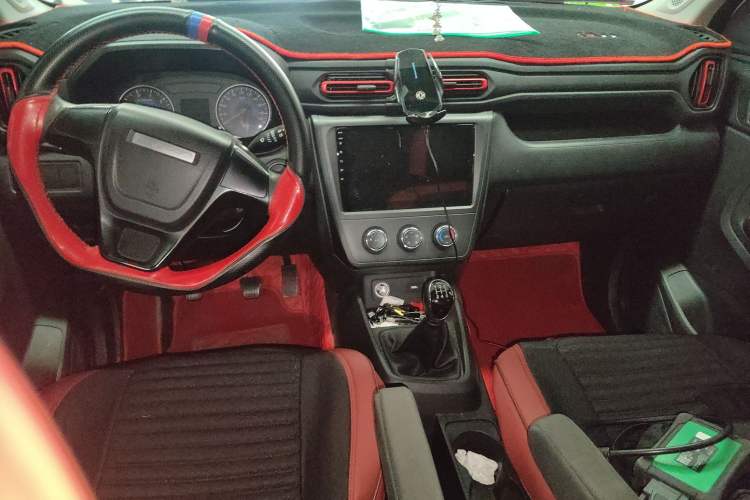 Used Dongfeng Fengon 380 2022 1.5L Comfort-Class Passenger Vehicle (Steel Spring) with 7 Seats
