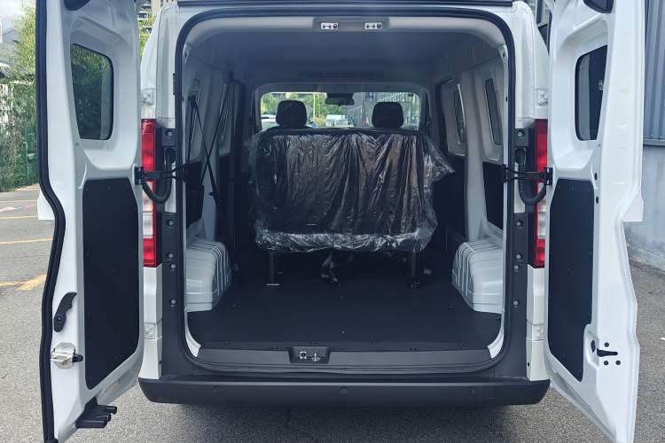 Used Ruichi EC75 2025 Model Passenger Vehicle Smart Driving Ultra-Charging Edition, Pioneer Type I, 52.16 kWh