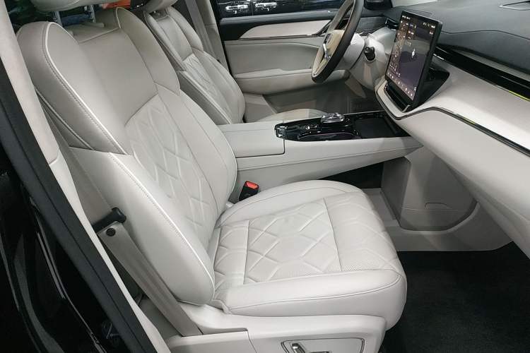 Used Volvo EM90 2025 Ultra Six-Seater