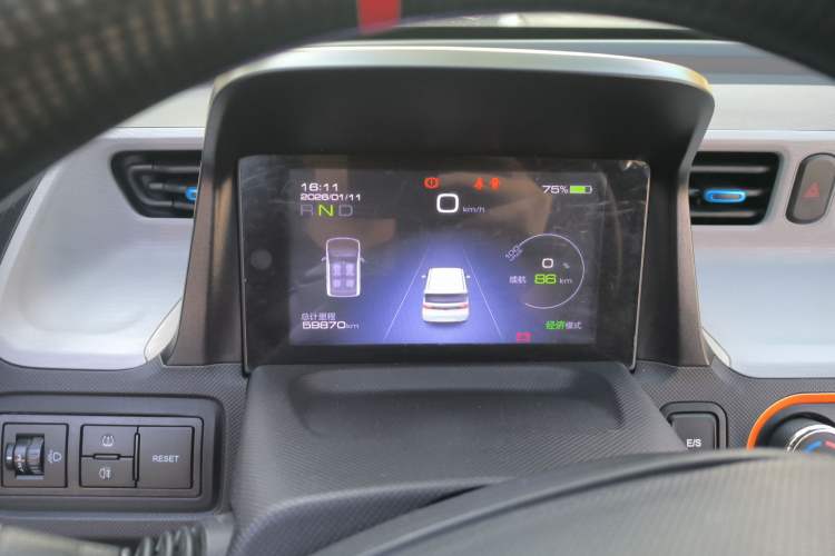 Used Wuling Hongguang MINIEV 2021 Macaron Sandwich Model 120 km Lithium Iron Phosphate