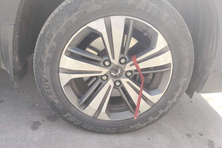 Used Wuling Asta 2021 1.5T Manual Starlight Edition Right Front Wheel Hub