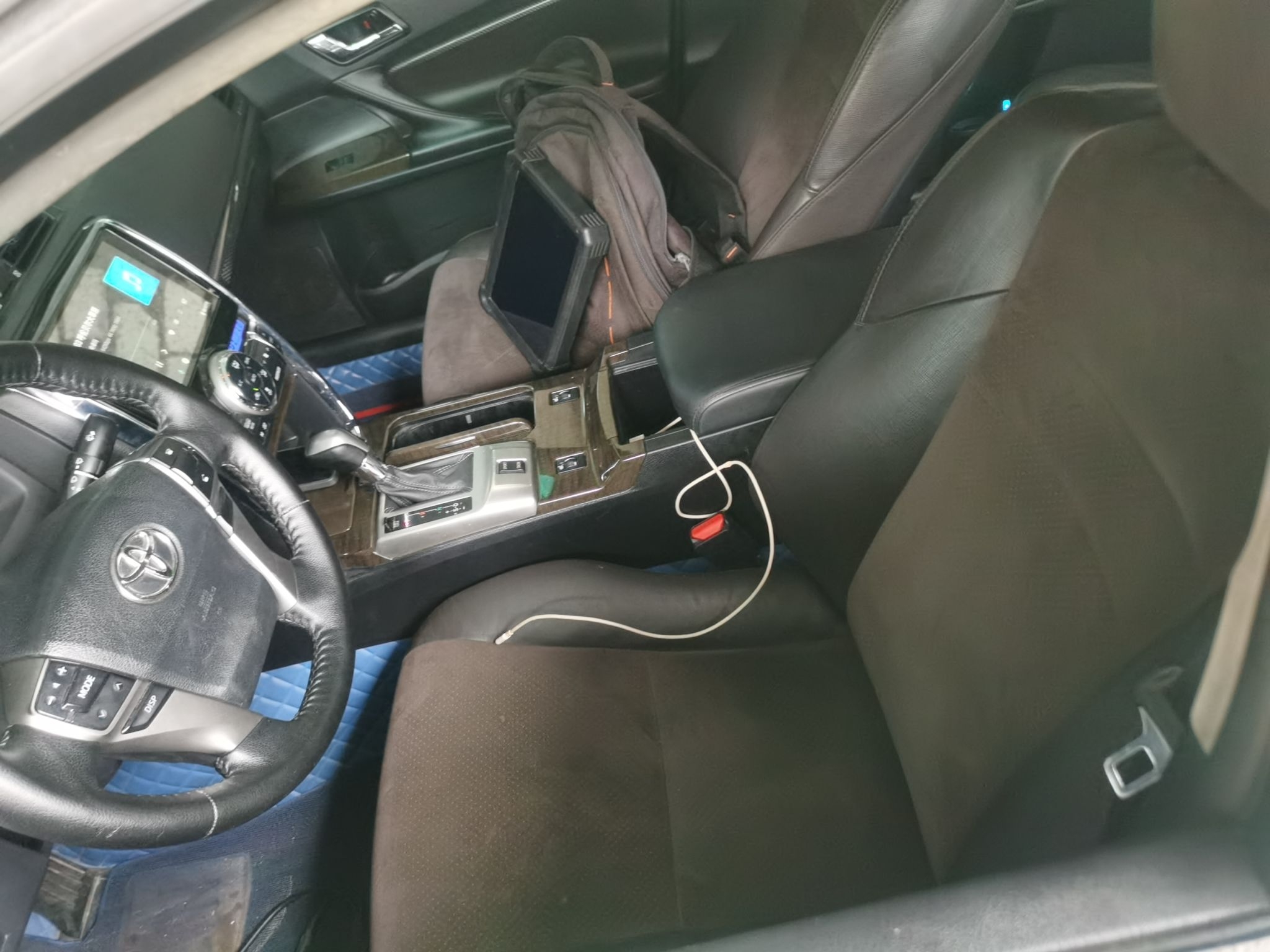 المقاعد الأمامية داخل السيارة