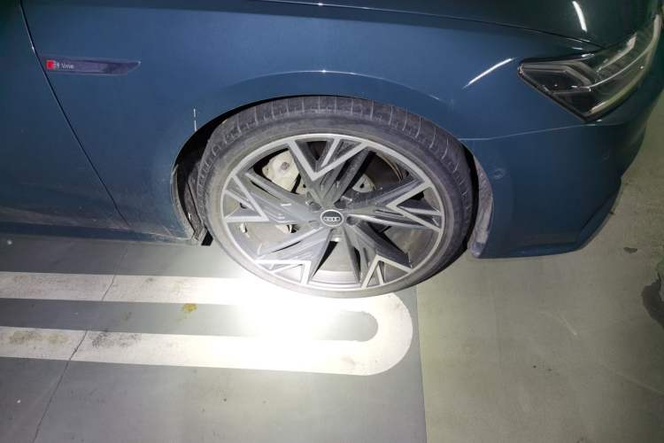 Used Audi A7L 2022 55 TFSI quattro S-line Edition One First Edition Right Front Wheel Hub