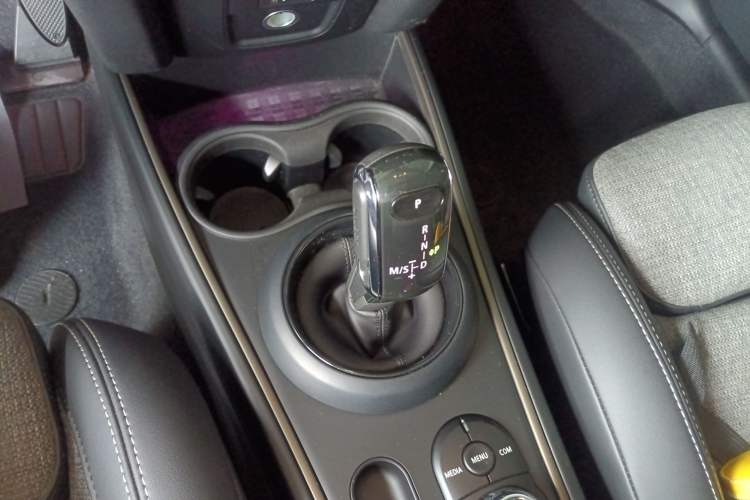 Used MINI Countryman 2019 1.5T COOPER ALL4 Classic Weekend Travel Edition Gear Lever