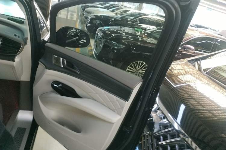 Used Denza D9 2022 EV 600 Four-Wheel Drive Prestige Model Interior 5