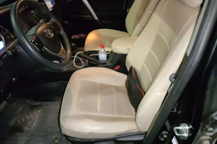 Used Toyota RAV4 2016 2.0L CVT Two-Wheel Drive Fashion Edition China V Standard
