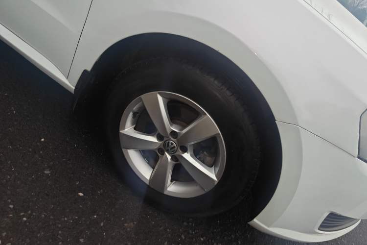 Used Volkswagen Lavida 2013 Revised Classic 1.6L Automatic Fashion Edition Right Front Wheel Hub