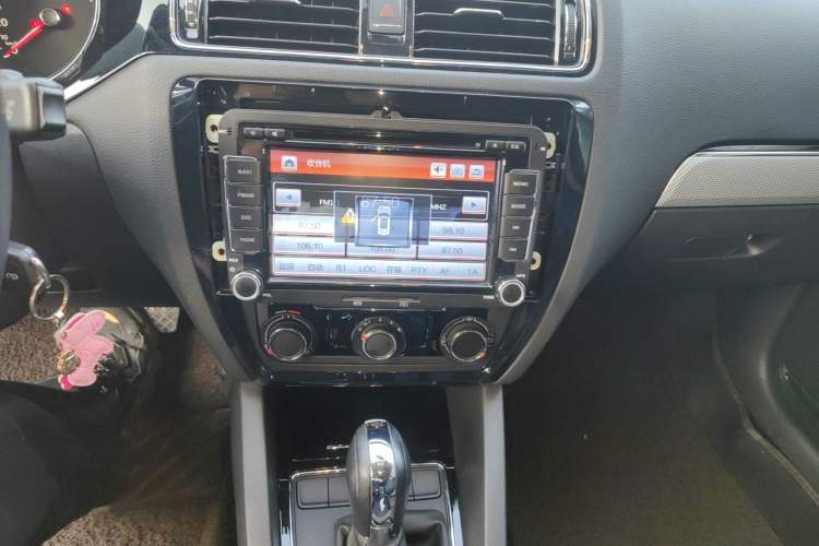 Used Volkswagen Sagitar 2015 1.6L Automatic Comfort Model Audio And AC Panel