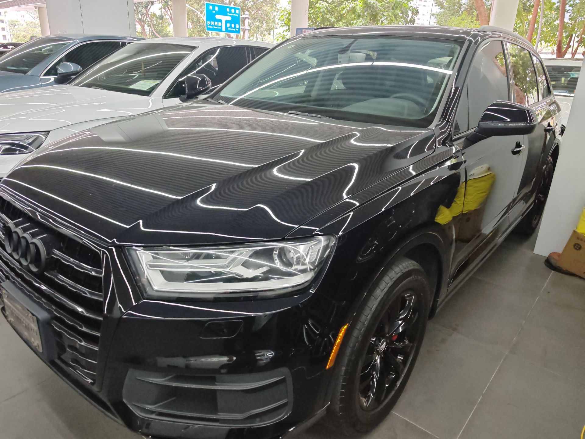 تحت مقدمة السيارة