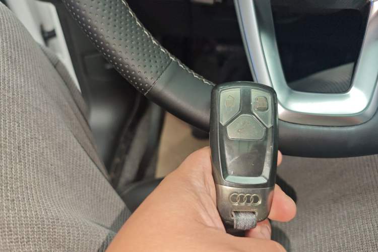 Used Audi Q5L 2022 40T Luxury Elegant Model Vehicle Key