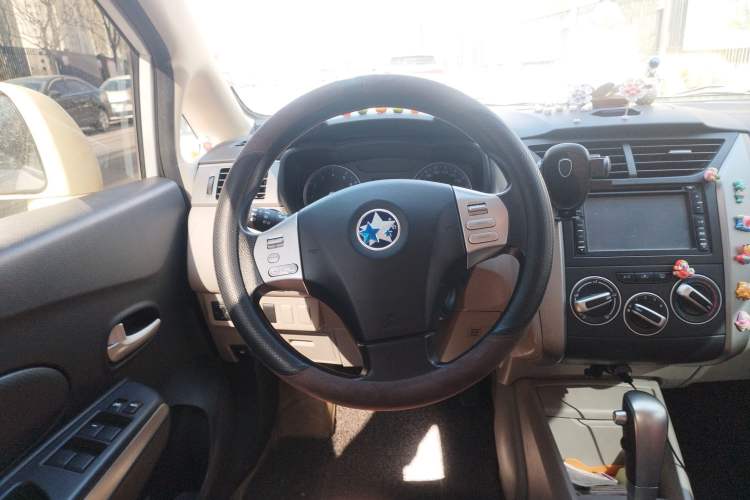 Used Venucia R50 2015 1.6L Automatic Version with Beidou Navigation Steering Wheel
