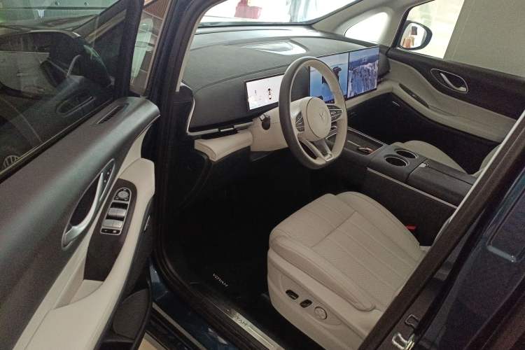 Used VOYAH Dream 2025 PHEV Four-Wheel Drive Excellence Kunpeng Edition Driver Seat