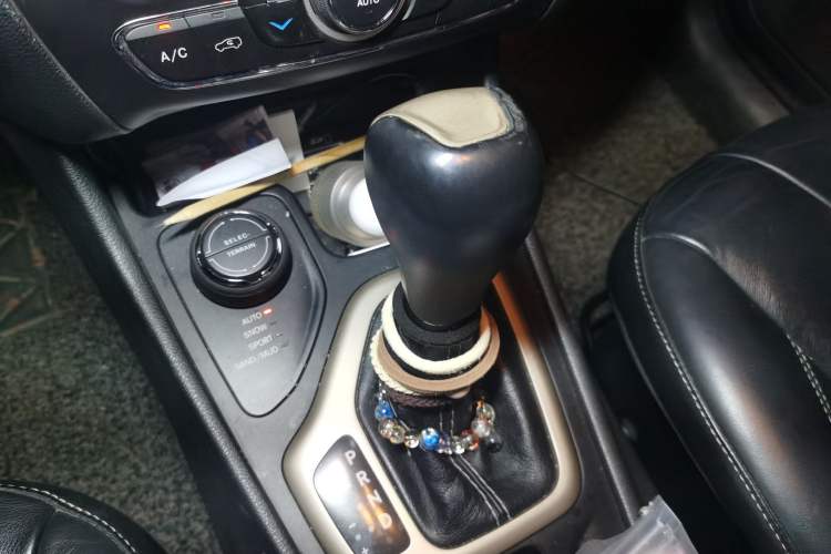 Used Jeep Cherokee 2014 2.4L Luxury Edition Gear Lever