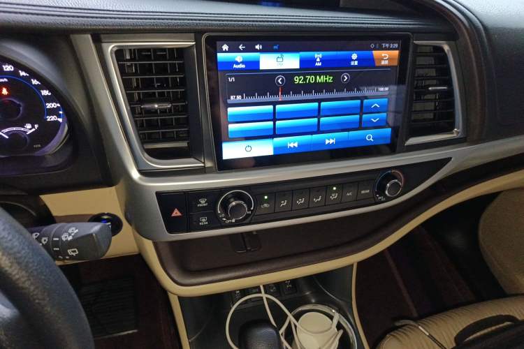 Used Toyota Highlander 2018 2.0T Four-Wheel Drive Elite Edition 7 Seats China V Standard Audio And AC Panel