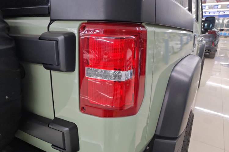 Used BAIC Off-Road BJ40 2016 40L 2.3T Automatic Two-Wheel Drive Prestige Edition
