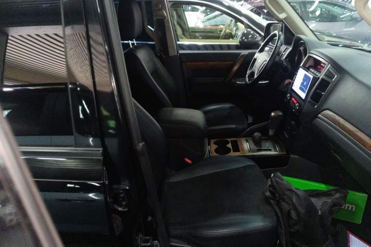 Used Mitsubishi Pajero 2019 3.0L Automatic Comfort Edition Right Front Seat