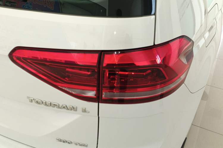 Used Volkswagen Touran 2018 Volkswagen Touran L 280TSI DSG Comfort Edition 7-seater Exterior 3